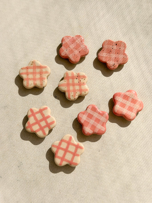 Flower-shaped ceramic magnets with four different checkered design in ivory and pink